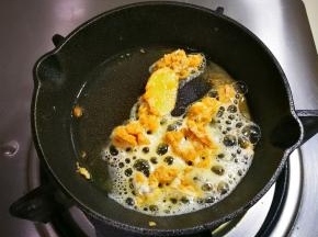 锅中余油放入姜片蛋黄