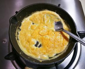 用勺子压碎炒成沙