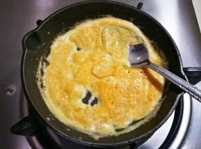 用勺子压碎炒成沙