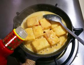 放入一小勺白酒，少许热水烧开至汤汁浓稠出锅