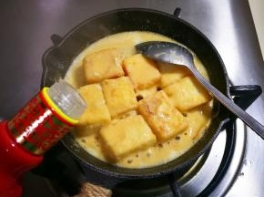 放入一小勺白酒，少许热水烧开至汤汁浓稠出锅