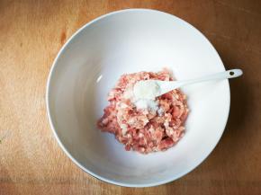 肉末里面放一小勺盐，一小勺糖