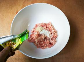 放少许白胡椒粉