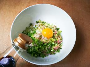 倒打入一只鸡蛋放入一勺生抽