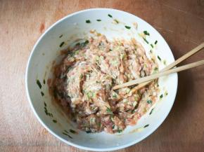 搅拌均匀至有粘性