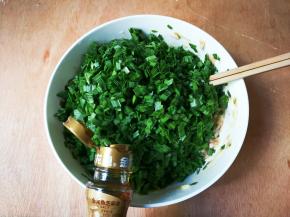 切碎放到肉馅碗里