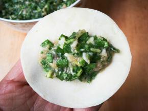 取一张饺皮放入适量馅包起来