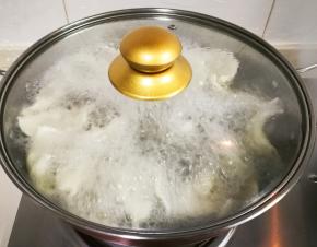 锅中烧开水放入饺子烧开再放半碗水烧开关火焖一分钟出锅