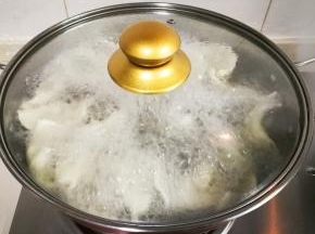 锅中烧开水放入饺子烧开再放半碗水烧开关火焖一分钟出锅