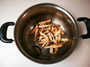 取一小锅放入山芋干