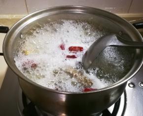 烧开小火熬粥，中途要搅一搅防止糊底