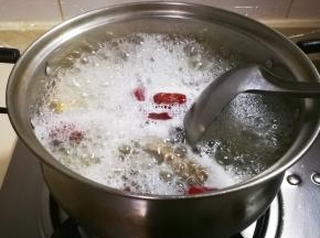 烧开小火熬粥，中途要搅一搅防止糊底