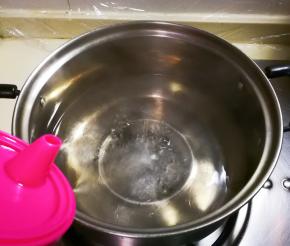 锅中烧开水放入几滴食用油，一小勺盐