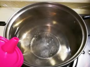 锅中烧开水放入几滴食用油，一小勺盐