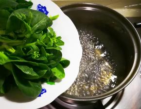 放入菜心烧开