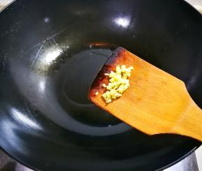 炒锅烧热放入适量食用油放姜末煸香