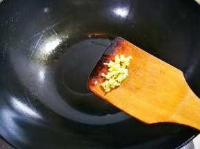 炒锅烧热放入适量食用油放姜末煸香