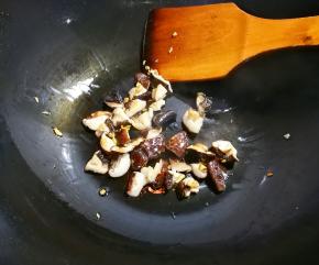 放香菇煸炒出水汽