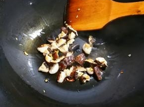 放香菇煸炒出水汽