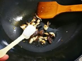 放一小勺糖