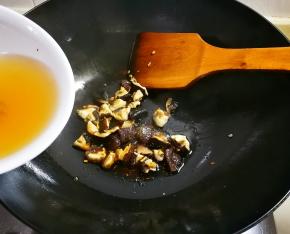 放入泡香菇的水