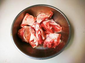 羊腿肉清水浸泡半小时