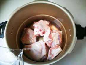 羊腿肉放到高压锅里，放入适量清水