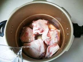 羊腿肉放到高压锅里，放入适量清水