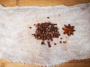 少许花椒一个八角放纱布上