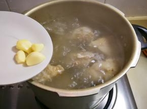 放蒜瓣高压锅里