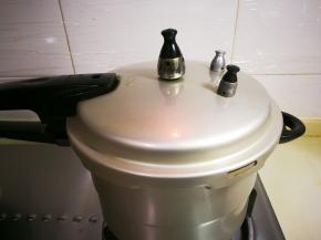 高压锅盖上锅盖烧开加上气顶烧至气顶转圈，转小火40分钟