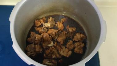 无需加盖大火煮至汤汁变浓稠，色泽红亮