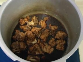 无需加盖大火煮至汤汁变浓稠，色泽红亮