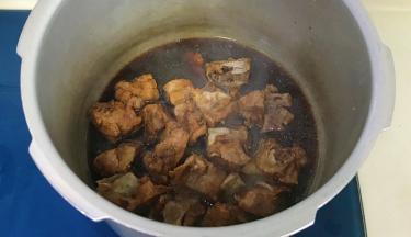 这时猪骨已经煮熟，汤水还有点多