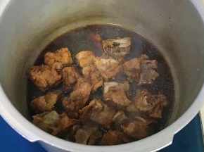 这时猪骨已经煮熟，汤水还有点多