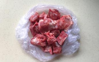 买来新鲜的猪骨