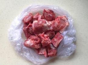 买来新鲜的猪骨