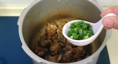 撒上葱花即可关火出锅