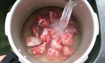 流水里冲洗干净