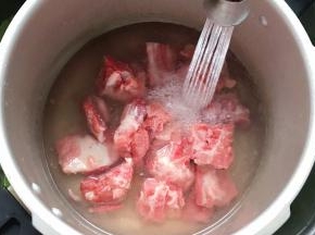 流水里冲洗干净