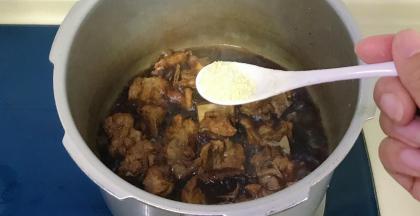 加入少许鸡精提鲜