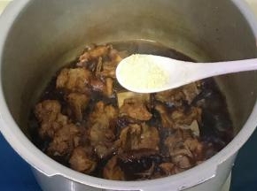加入少许鸡精提鲜