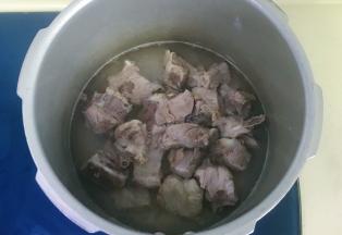 锅里倒入清水，水位与猪骨齐平