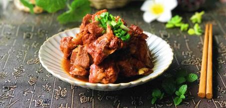 赶紧粗鲁地啃起猪骨来吧