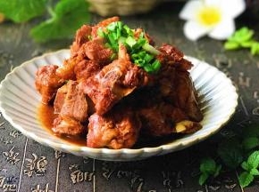 赶紧粗鲁地啃起猪骨来吧
