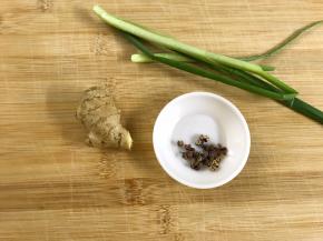 准备好葱姜和花椒。