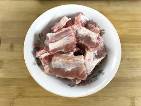 买来的排骨洗净切小段。