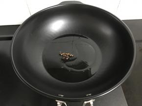 锅中倒入适量油加入花椒。