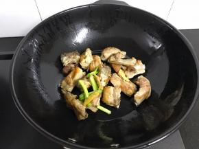 煎至两面焦黄色后放入老姜和香葱。