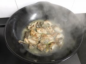 加入过排骨的水。